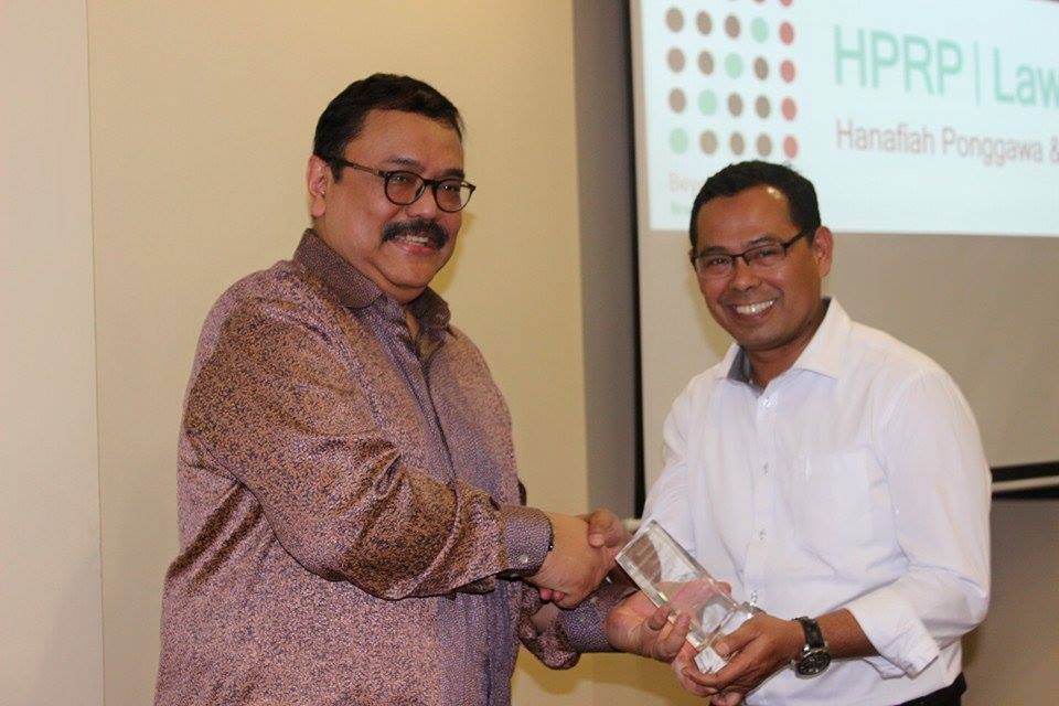 Partner HPRP Al Hakim Hanafiah dan Dekan FHUI Prof Topo Santoso berjabat tangan saat peresmian Ruang Kelas Prof Asikin. Foto: Facebook
