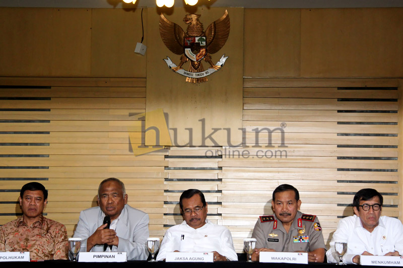 Taufiqurrahman Ruki (kedua dari kiri) saat mengumumkan pelimpahan perkara Budi Gunawan di Gedung KPK, Senin (2/3). Foto: RES