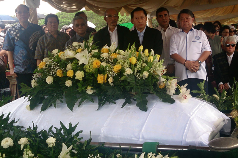 Sejumlah advokat saat menghadiri pemakaman Yan Apul Girsang di pemakaman San Diego Hills, Karawang, Jawa Barat, Senin (2/3). Foto: RIA 