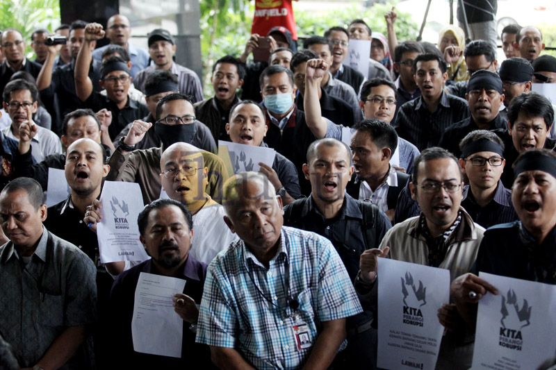 Plt Ketua KPK Taufiqurrahman Ruki ikut berdemo dengan ratusan pegawai KPK yang menentang pelimpahan perkara BG, Selasa (3/3). Foto: RES 