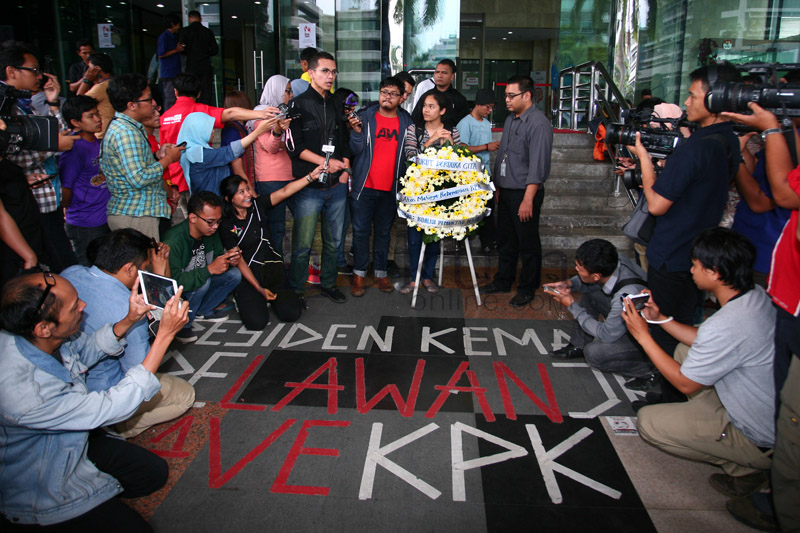 Koalisi Pemantau Peradilan memberikan secara simbolis karangan bunga duka cita kepada perwakilan Komisi Pemberantasan Korupsi (KPK), Jakarta, Selasa (3/3). Foto: RES.