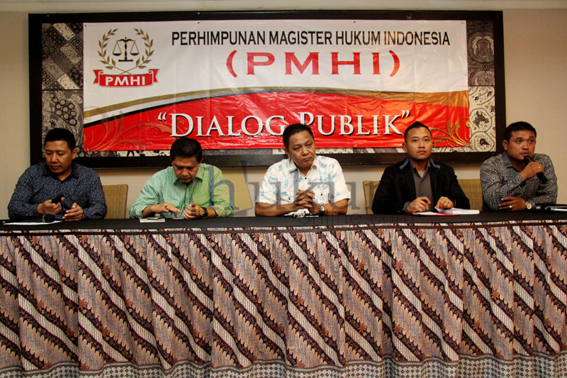 Suasana seminar PMHI di Jakarta, Rabu (04/3). 
Kedua kiri, Ahmad Yani (mantan anggota DPR), Adhie Massardi (manatan jubir Gusdur), Hendy F Kurniawan (mantan penyidik KPK) dan M. Yusuf Sahide (Direktur Eksekutif KPK Watch). Foto: RES
