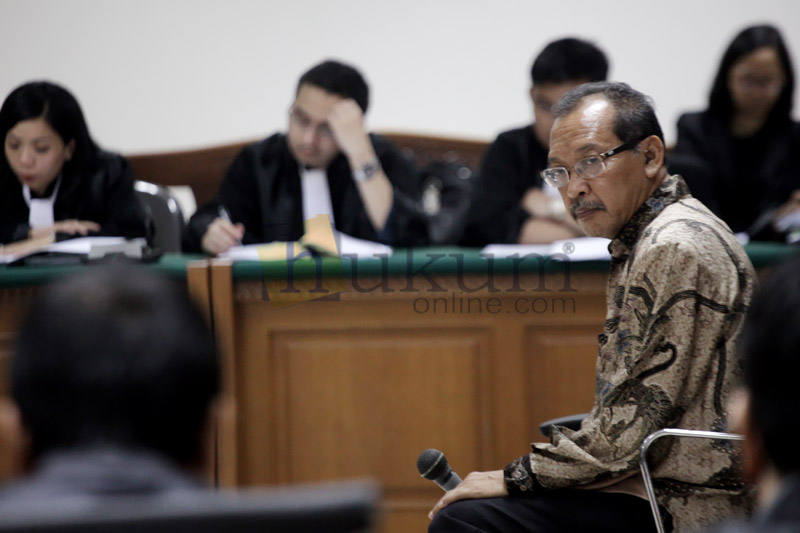 Terdakwa suap kasus korupsi Bupati Bangkalan Fuad Amin, Antonius Bambang Djatmiko menjalani sidang perdana di pengadilan Tindak Pidana Korupsi (Tipikor), Jakarta, Rabu (4/3). Foto: RES. 