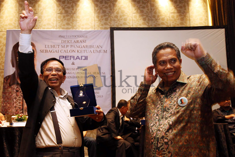 Luhut MP Pangaribuan (kanan) dan Leonard Simorangkir (kiri), dua dari empat Wakil Ketua Umum yang menandatangani surat terbuka untuk DPC. Foto: RES.