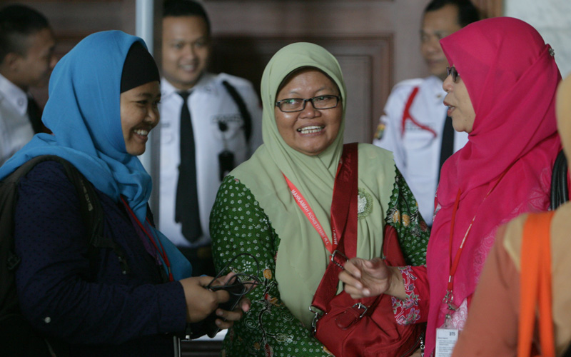 Pemohon Prinsipal Anis Suadah (tengah) seusai sidang perdana uji materi UU Sisdiknas, Kamis (5/3) di Gedung MK. Foto: Humas MK