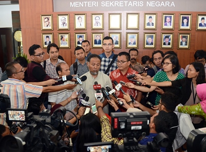 Bambang Widjojanto didampingi Denny Indrayana dan Yunus Husein saat memberikan keterangan di kantor Setneg, Jumat (6/3). Foto: Setkab RI