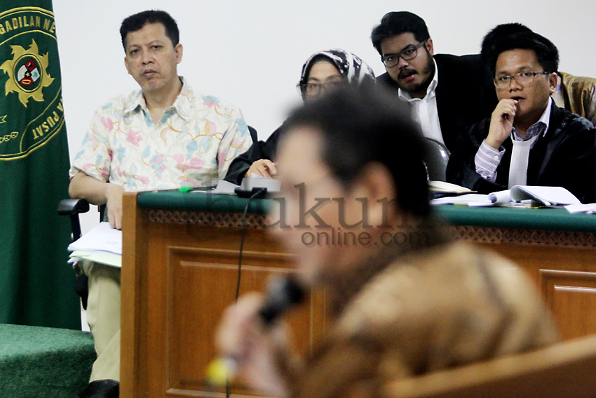Drajad Adhyaksa (kemeja motif bunga) dalam persidangan di Pengadilan Tipikor Jakarta. Foto: RES