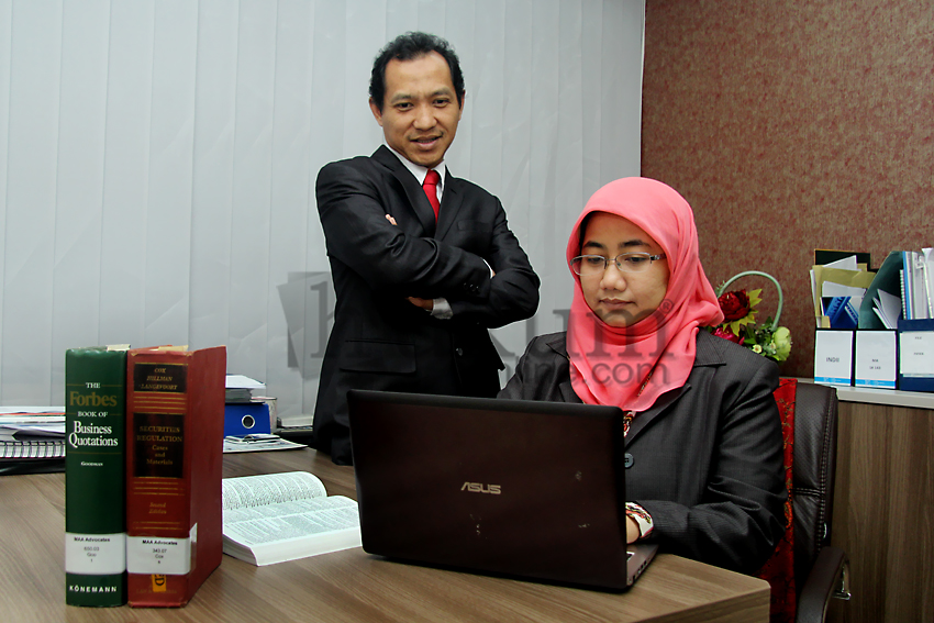 Fifiek Mulyana (duduk) dan Fauzul Abrar (berdiri), pasangan suami istri yang membuka law firm bersama. Foto: RES