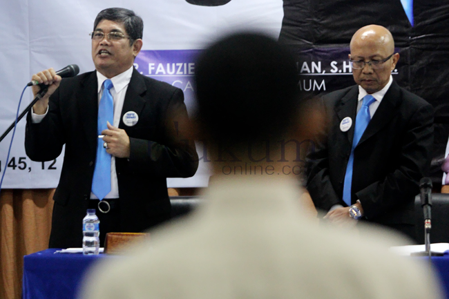 Fauzie Yusuf Hasibuan (kiri) saat deklarasi sebagai calon Ketua Umum DPN PERADI 2015-2020 di Jakarta. Foto: RES.