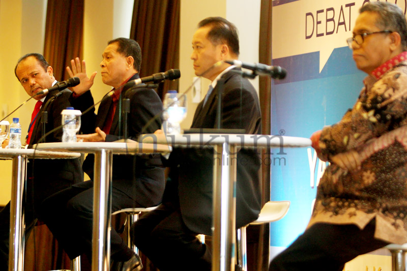 Empat kandidat Ketua Umum PERADI, Juniver Girsang, Hasanuddin Nasution, Humphrey Djemat, dan Luhut Pangaribuan dalam acara debat yang diselenggarakan PSHK, IJSL, dan Hukumonline, Rabu (18/3). Foto: RES