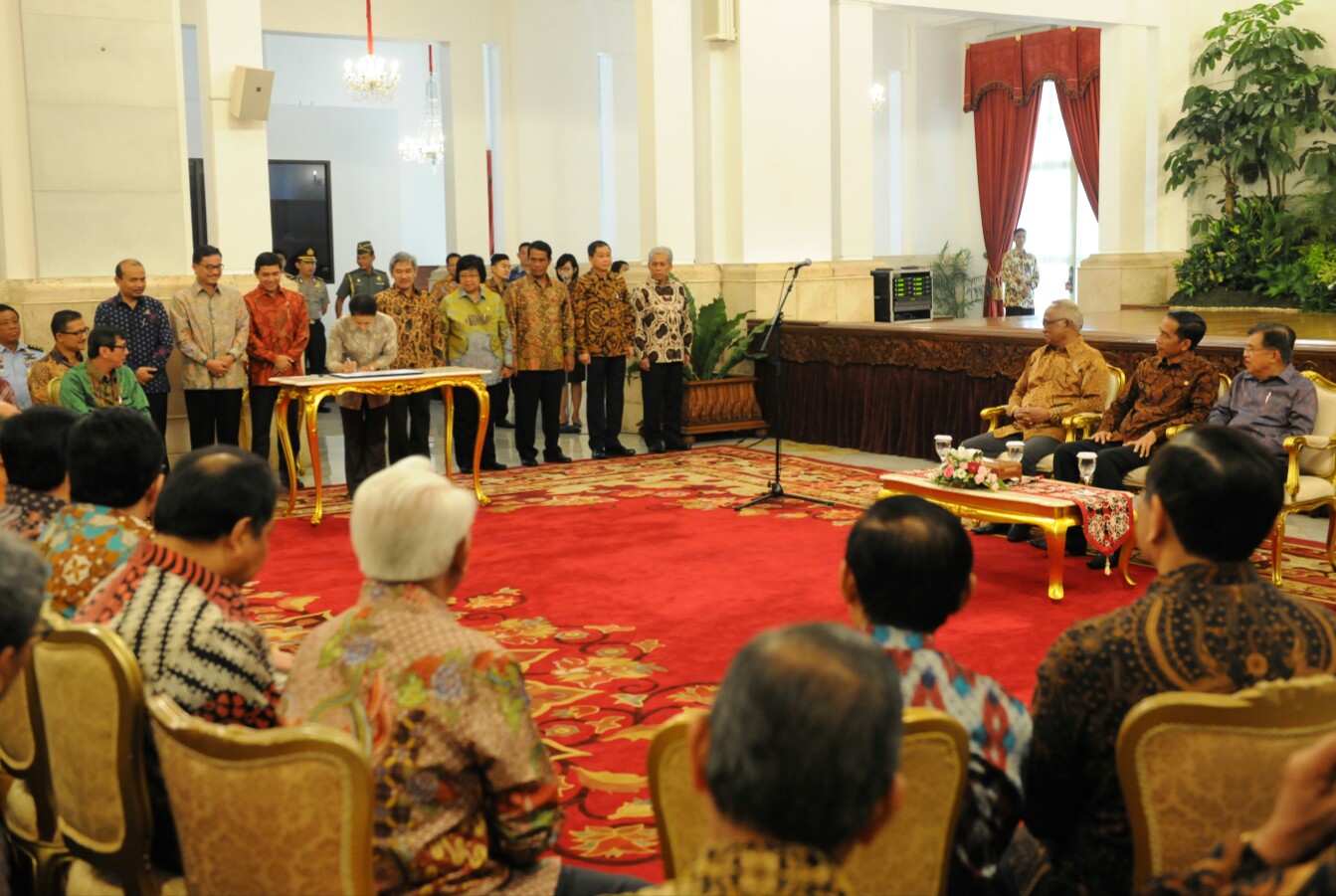 Presiden Jokowi didampingi Wapres Jusuf Kalla menyaksikan penandatangani Deklarasi Penyelamatan SDA, di Istana Negara, Jakarta, Kamis (19/3). Foto: Setkab RI