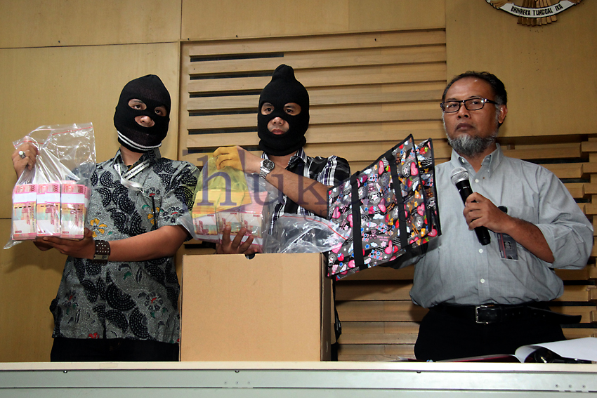 Barang bukti upaya penyuapan Fuad Amin yang ditunjukan oleh penyidik KPK, beberapa waktu lalu. Foto: RES.