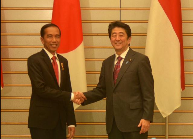 Presiden Jokowi dan PM Jepang Shinzo Abe, seusai pernyataan bersama, di kantor PM Jepang, Tokyo, Senin (23/3) petang. Foto: Setkab RI
