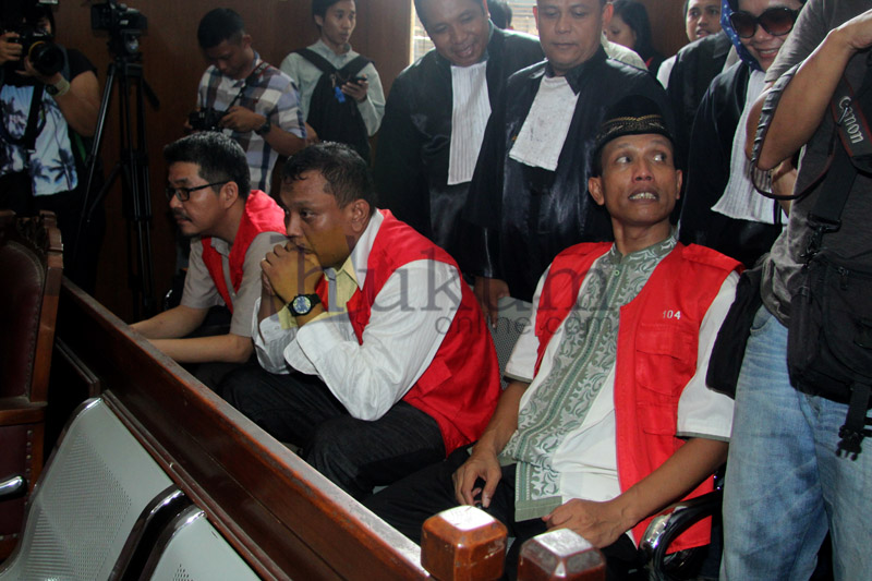 Para terdakwa pemerasan melalui akun twitter Harry Koes, Eddy Saputra dan Raden Nuh saat sidang perdana di PN Jaksel, Senin (23/3). Foto: RES. 
