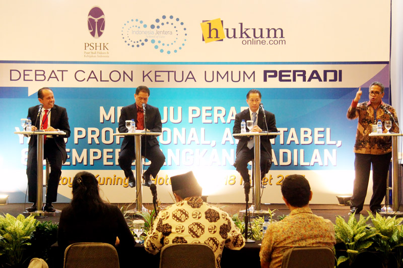 Para caketum DPN PERADI dalam debat yang berlangsung di Jakarta, Rabu (18/3) lalu. Foto: RES. 