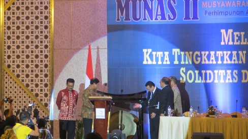 Menko Polhukam Tedjo Edhy Purdjiatno saat membuka secara resmi Munas II PERADI, Makassar, Kamis (26/3). Foto: RZK