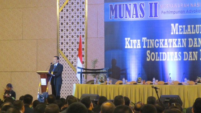 Otto Hasibuan saat menyampaikan pidato dalam acara pembukaan Munas II PERADI di Makassar, Kamis (26/3). Foto: RZK