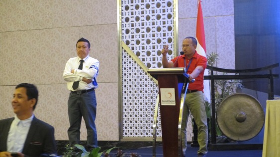 Wakil Ketua Umum, Sugeng Teguh Santoso (baju merah) saat mencoba menenangkan peserta Munas, Jumat (27/3). Foto: RZK