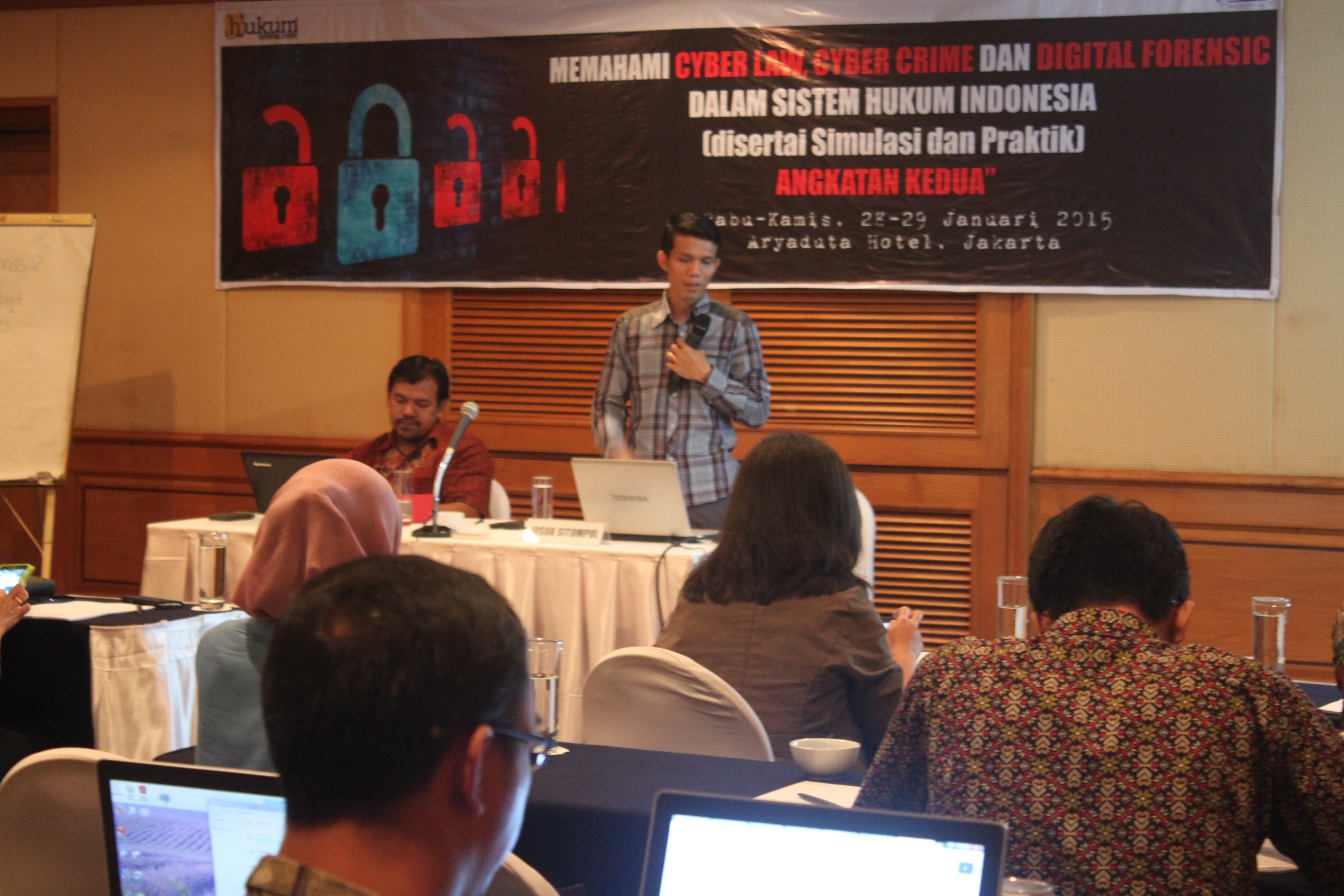 Kepala Divisi Hukum ICLC Josua Sitompul saat menjadi pembicara dalam pelatihan digital forensik di Jakarta. Foto: Project Hukumonline. 