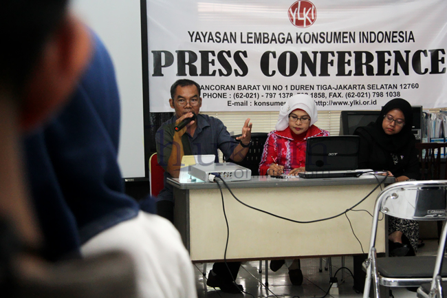 Ketua Pengurus Harian YLKI, Sudaryatmo (paling kiri). Foto: RES
