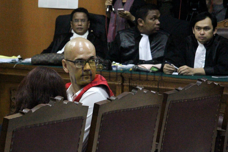 Neil Bantleman menjalani sidang vonis kasus dugaan kejahatan seksual di PN Jakarta Selatan, Kamis (2/4). Foto: RES