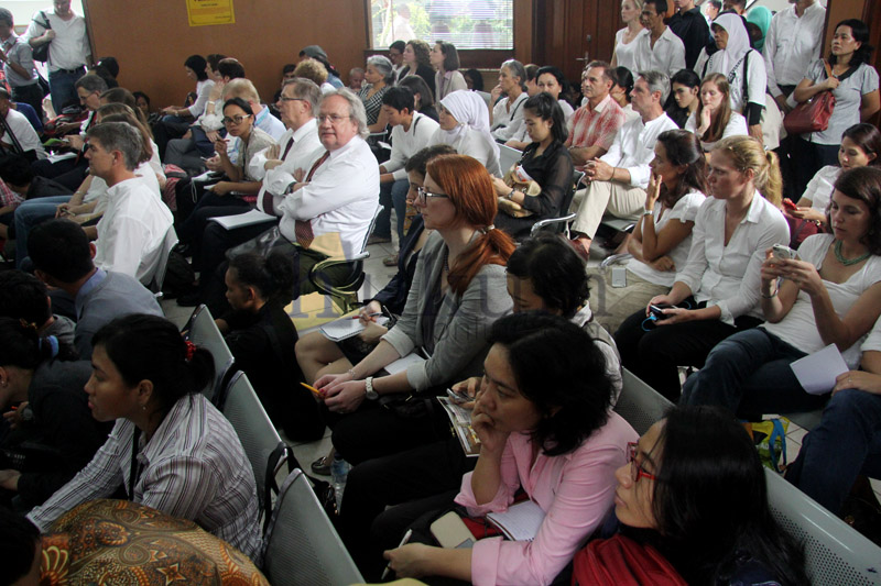Sejumlah guru dan karyawan JIS menghadiri sidang pembacaan vonis terhadap rekan mereka Neil dan Ferdinant di PN Jaksel, Kamis (2/4). Foto: RES