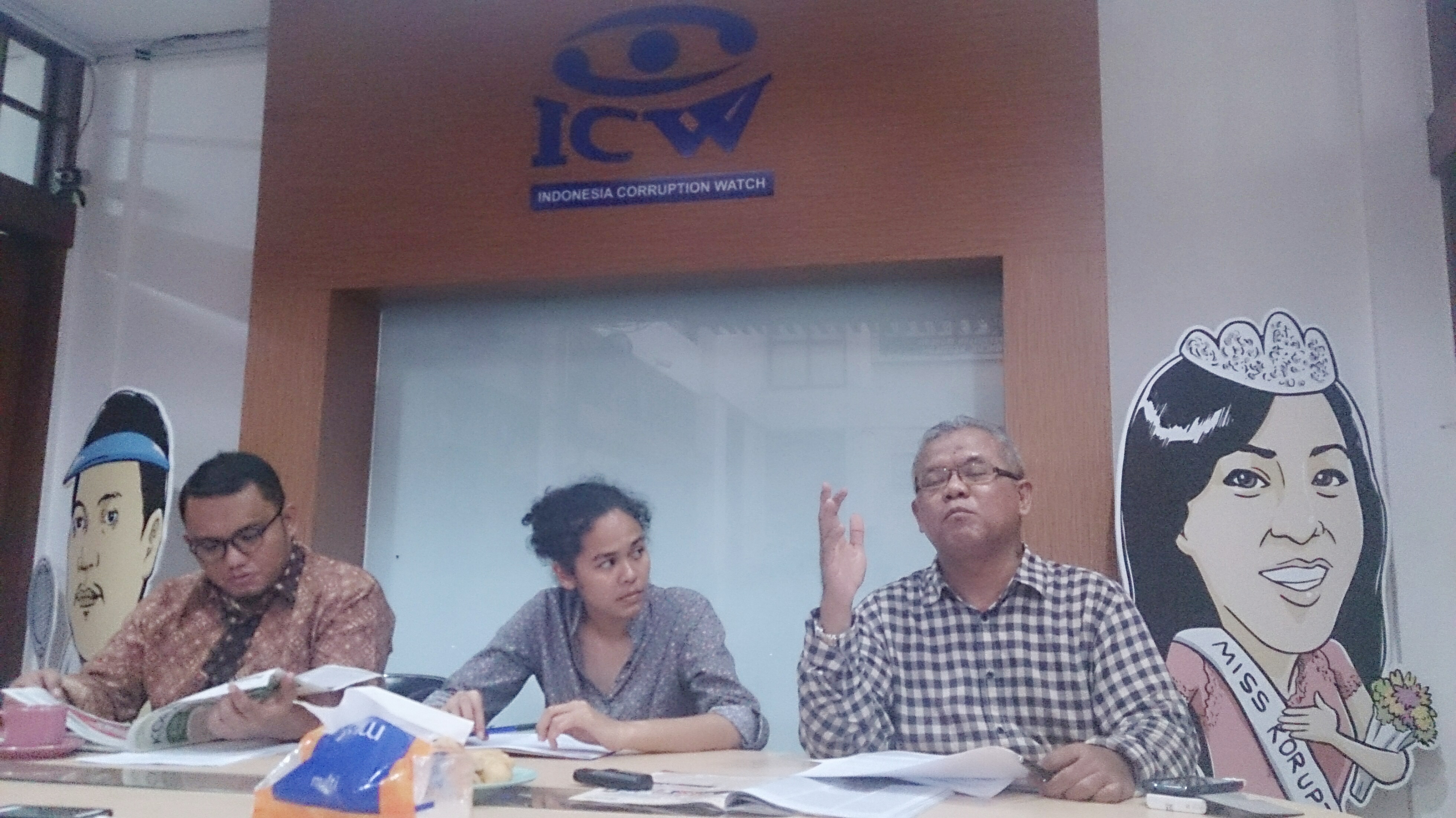 (Dari Kiri ke Kanan) Ketua Pemuda Muhammadiyah Dahnil Anzar, Aktivis ICW Lola Esther dan Dosen FH Trisakti Abdul Fickar Hadjar saat diskusi di kantor ICW, Jakarta, Senin (6/4). Foto: RIA
