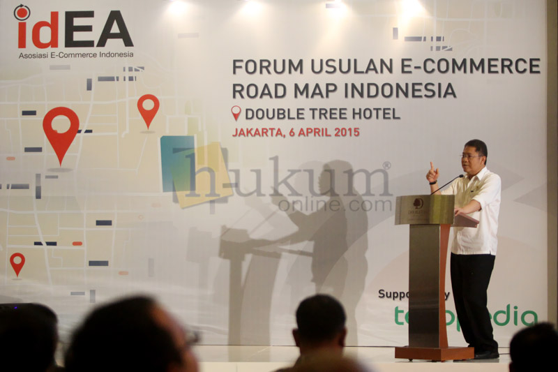 Menteri Komunikasi dan Informatika Rudiantara Saat berbicara di seminar forum usulan e-commerce roadmap Indonesia, Jakarta, Senin (6/4). Foto: RES