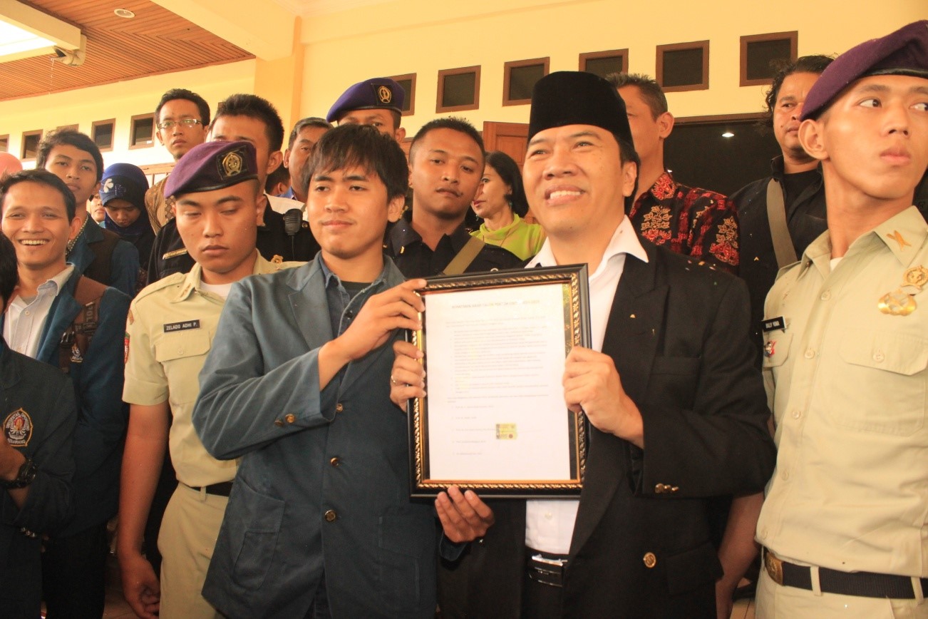 Rektor Undip terpilih Prof. Yos Johan Utama saat menerima pakta integritas dari perwakilan BEM. Foto: manunggal.undip.ac.id