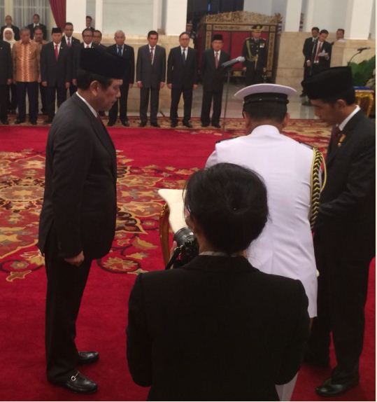 Presiden Jokowi saat melantik Luhut Pandjaitan sebagai Kepala Staf Kepresidenan. Foto: www.setkab.go.id