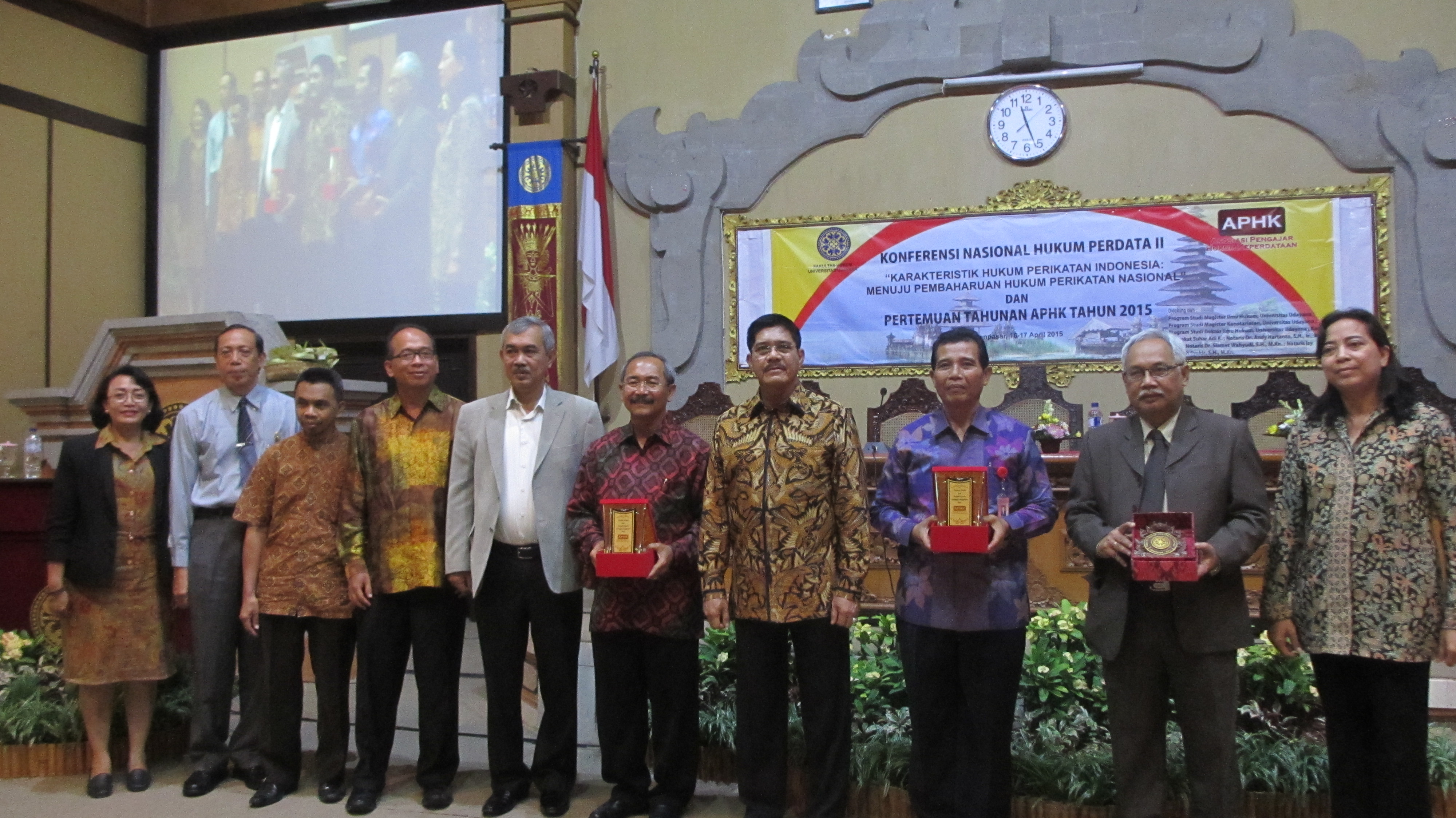 Ketua MA M Hatta Ali (Keempat dari Kanan) usai memberi sambutan Konferensi Hukum Perdata II di FH Universitas Udayana, Bali, Kamis (16/4). Foto: RIA.