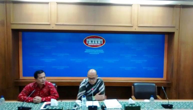 Jubir Kemlu Arrmanatha Nasir didampingi Direktur Perlindungan WNI Lalu Muhammad Iqbal, dalam keterangan pers di Jakarta, Kamis (16/4). Foto: Setkab RI