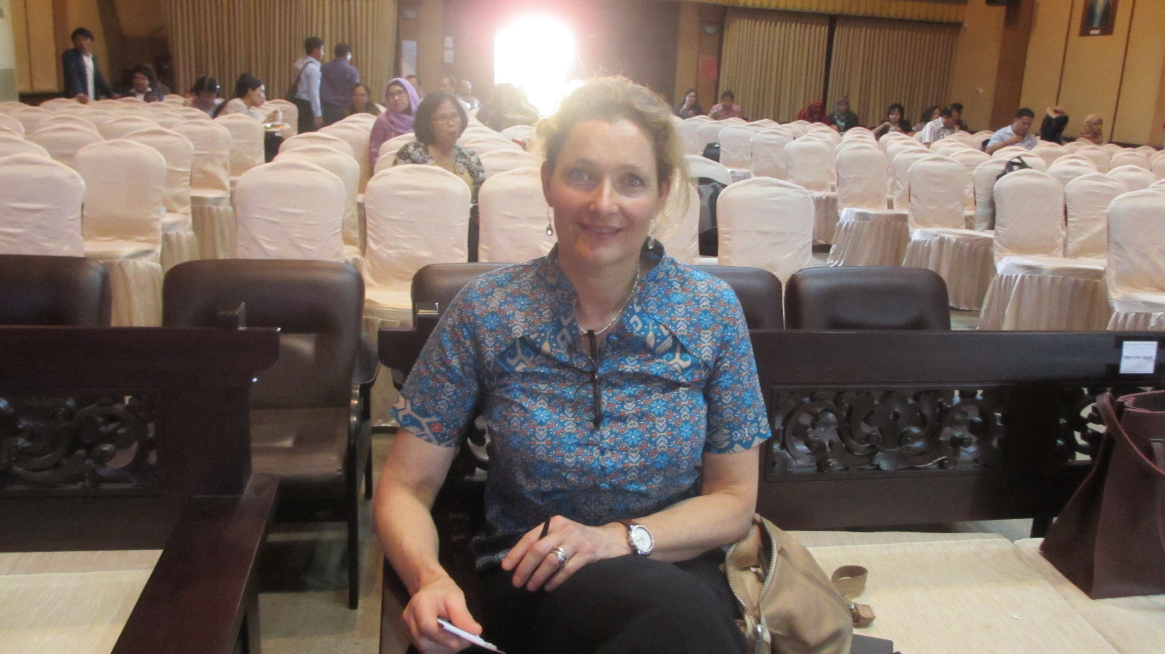 Profesor asal Universiteit Utrecht Belanda Prof. Dr. Tineke E. Lambooy saat ditemui di FH Universitas Udayana, Bali, Jumat (17/4). Foto: RIA 
