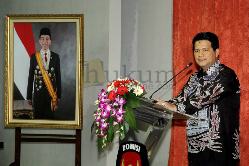 Ketua KPU Husni Kamil Manik saat meresmikan pelaksanaan Pilkada Serentak di Kantor KPU, Jakarta, Jumat (17/4). Foto: RES