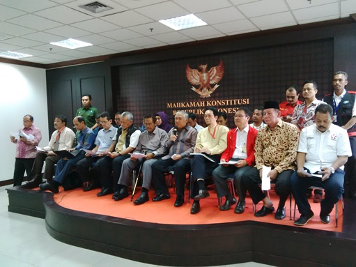 Ketua PP Muhammadiyah Din Syamsudin bersama sejumlah tokoh yang menjadi pemohon pengujian UU SDA. Foto: ASH