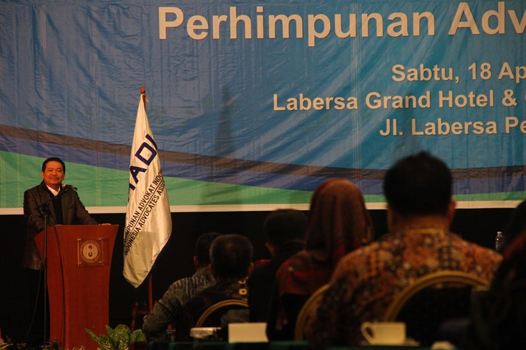 Ketua Umum DPN PERADI Otto Hasibuan dalam acara Rakernas PERADI di Pekanbaru, Sabtu (18/4). Foto: Humas PERADI