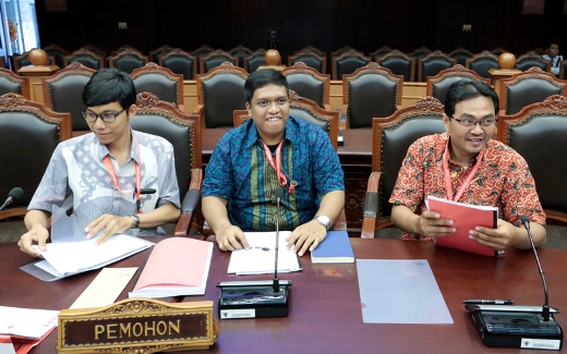(Ki-Ka) Muhamad Zainal Arifin selaku Pemohon didampingi kuasanya Riko Wibawa Sitanggang dan Heru Setiawan hadir dalam sidang perdana pemeriksaan perkara pengujian UU MA, Selasa (21/4). Foto: Humas MK