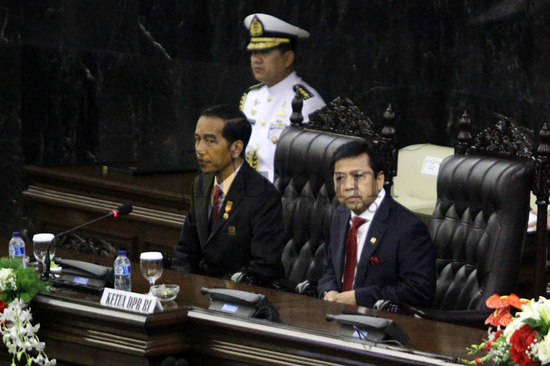Ketua DPR Setya Novanto (kanan) dan Presiden Jokowi (kiri) dalam acara Konferensi Parlemen Asia Afrika, Kamis (23/4). Foto: RES