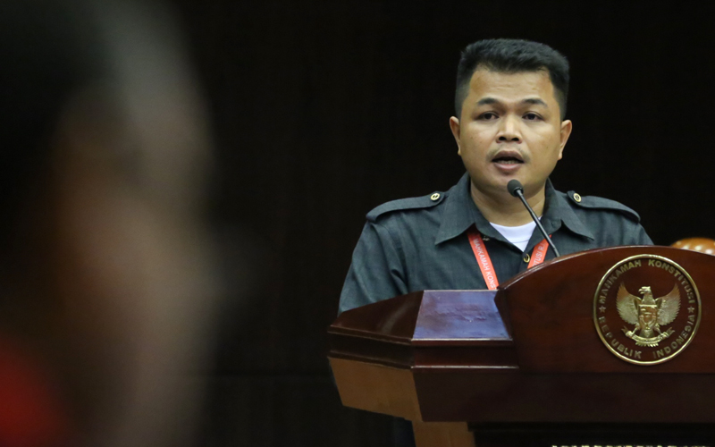 Afdoli selaku pemohon saat menyampaikan pokok-pokok permohonan dalam sidang perdana pengujian UU Pilkada, Rabu (22/4). Foto: Humas MK