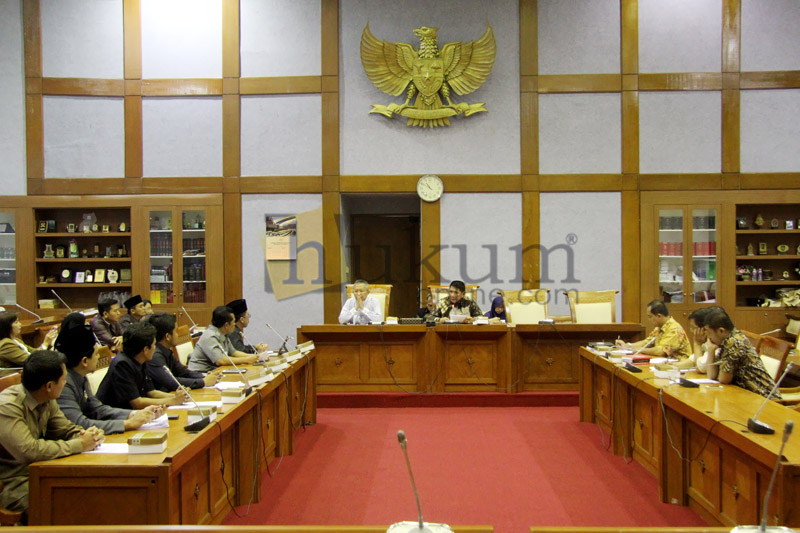 Sejumlah hakim yang tergabung dalam Forum Diskusi Hakim Indonesia (FDHI) menyambangi Badan Legislasi DPR, Senin (27/4). Foto: RES