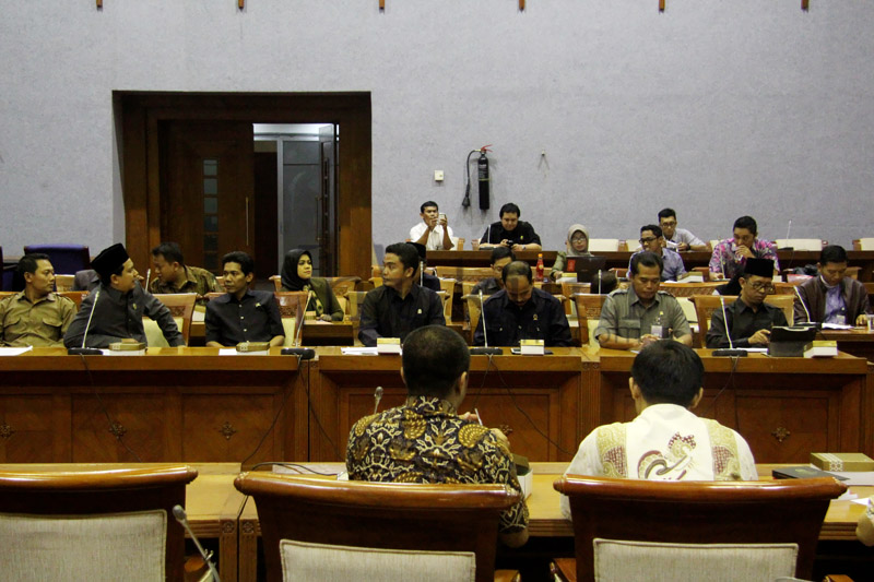 Forum Diskusi Hakim Indonesia menyambangi Baleg DPR di Komplek Parlemen, Senayan, Jakarta, Senin (27/4). Kedatangan Forum dalam rangka mendesak Baleg untuk segera membahas RUU Jabatan Hakim.