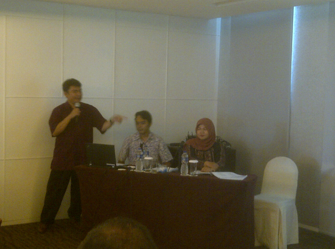 Direktur Eksekutif ILRC Uli Parulian Sihombing (Kiri) dan Leni Widi dari APHKI (Kanan) dalam workshop pro bono dan bantuan hukum di Jakarta, Senin (27/4). Foto: Ali.
