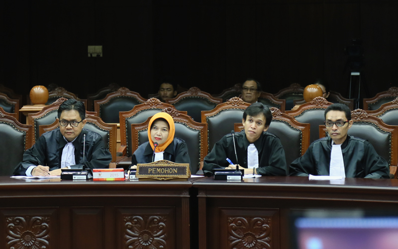 Kuasa Hukum Pemohon Sodikin, Dwi Putri, Sutejo Sapto Jalu dan Pahlevi El Hakim saat mendengarkan nasihat hakim konstitusi dalam sidang perdana uji materi UU BPJS, Rabu (29/4). Foto: Humas MK