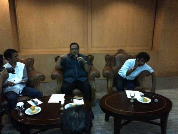 Wakil Ketua Komisi II DPR Lukman Edy dan Pengamat Hukum Tata Negara Margarito Kamis, dalam sebuah diskusi di DPR, Senin (4/5). Foto: FAT 