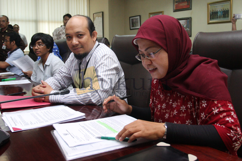 Novel Baswedan didampingi kuasa hukum saat menyampaikan laporan ke Ombudsman RI, Rabu (6/5). Foto: RES