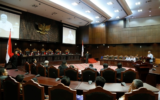 Sidang Pleno mendengarkan keterangan pemerintah yang diwakili Dirjen PP Kemenkumham, Wicipto Setiadi, Rabu (6/5). Foto: Humas MK