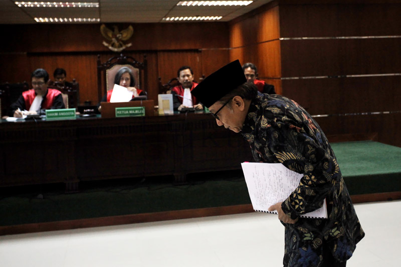 Mantan Sekjen ESDM Waryono Karno saat menghadiri sidang pembacaan dakwaan terhadap dirinya di Pengadilan Tipikor, Jakarta, Kamis (7/5). Foto: RES.