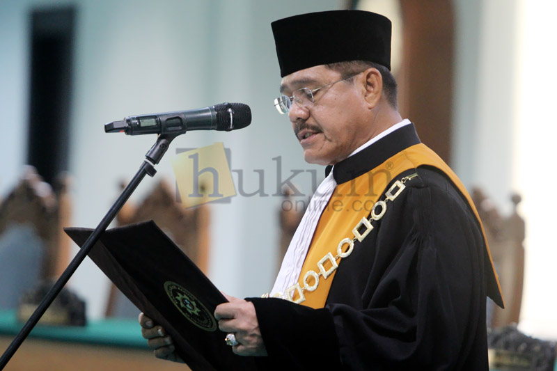 Ketua MA M Hatta Ali saat melantik dan mengangkat sumpah para ketua pengadilan tinggi, Senin (18/5). Foto: RES