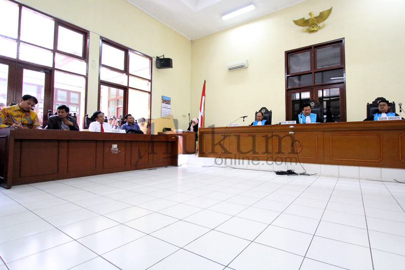 Majelis hakim PTUN DKI Jakarta saat membacakan putusan yang mengabulkan sebagian gugatan Golkar kubu Aburizal Bakrie, Senin (18/5)