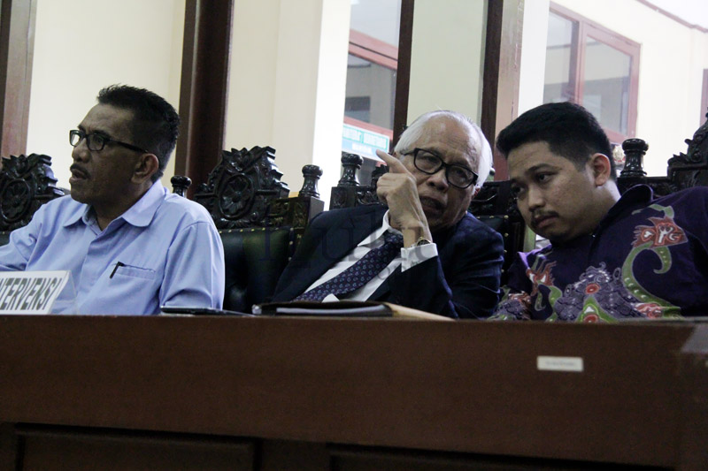 Kuasa hukum Golkar kubu Agung Laksono, OC Kaligis (tengah) saat mendengarkan putusan majelis hakim PTUN DKI Jakarta, Senin (18/5). Foto: RES.